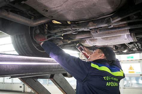 Teminė nuotrauka: techninės apžiūros centras, automobilis ant stendo