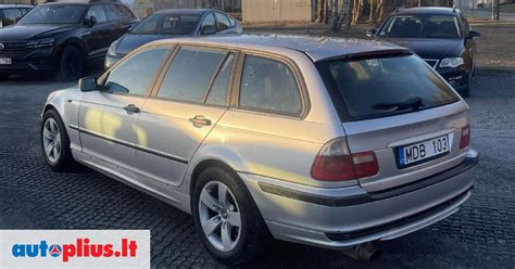 BMW E46 automobilis su atidarytu variklio dangčiu