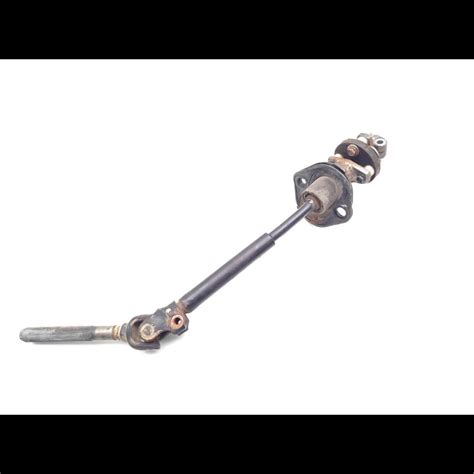 Nuotrauka, demonstruojanti, kaip sutepti valytuvų mechanizmo jungtis.