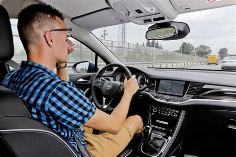 Teminis foto: laimingas vairuotojas prie automobilio vairo