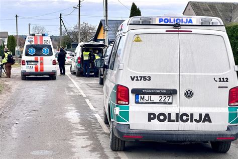 BMW X5 ir VW Caravelle avarijos vieta Rūdiškėse