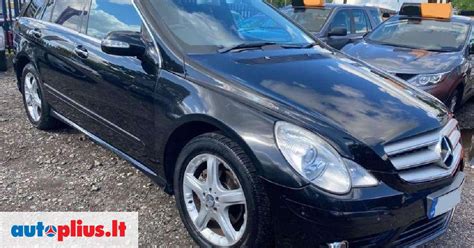 Miesto automobilis Mercedes-Benz A klasė parkuojasi ankštoje vietoje