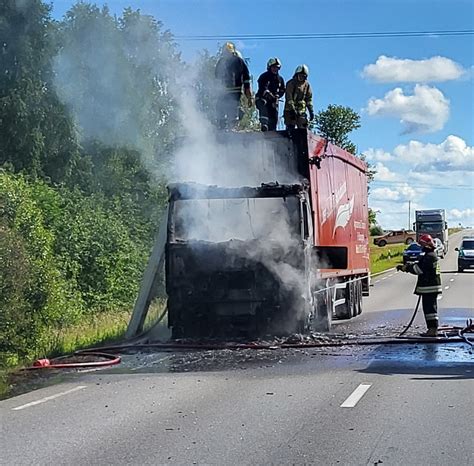 Teminė nuotrauka: sunkvežimis kelyje naktį, su ilgais šviesų ruožais