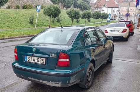 Skoda Octavia Mk1 priekis su įjungtais posūkio žibintais