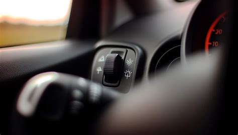 Citroen prietaisų skydelis su įspėjimu „Controlez les feux de croisement“