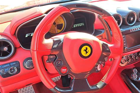 Interjero nuotrauka su priekine panele, vairo mygtukais ir centrine konsole