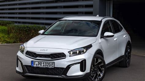 Teminė nuotrauka su Kia automobiliais ir gamyklos vaizdu
