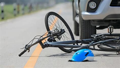 iliustracija, vaizduojanti saugų atstumą tarp automobilio ir dviratininko