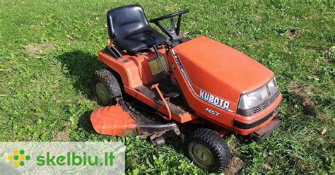 „Kubota GR2120-II“ sodo traktorius dirbantis vejoje