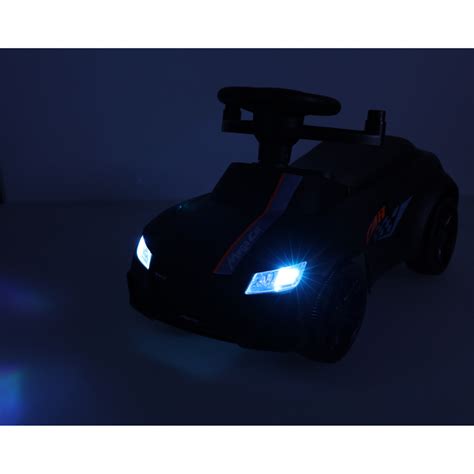Automobilis su įjungtomis tolimosiomis šviesomis tamsoje
