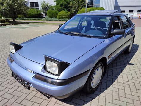 Rūdžių pažeisto Mazda 323F slenksčio nuotrauka