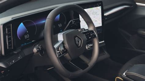 Renault Espace multimedijos ekranas su parkingo pagalbos funkcijų pasirinkimu