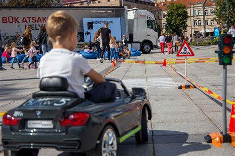 Teminė nuotrauka apie mandagų elgesį kelyje arba eismo spūstį su įvairiomis transporto priemonėmis