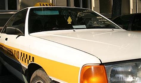 Niujorko taksi automobilis miesto gatvėje