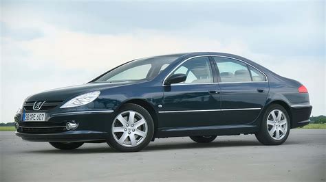 The interior of a Peugeot 607, showing the dashboard and central console