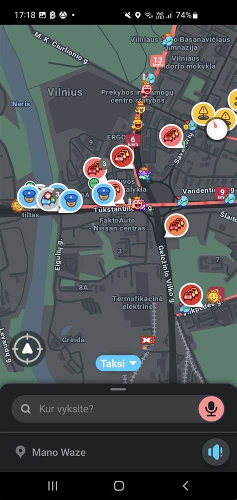 „Waze“ programėlės interfeiso nuotrauka su įspėjimais