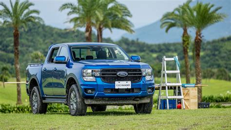 nuotrauka su šiuolaikiniais Ford modeliais (pvz., Focus, Kuga, Ranger)