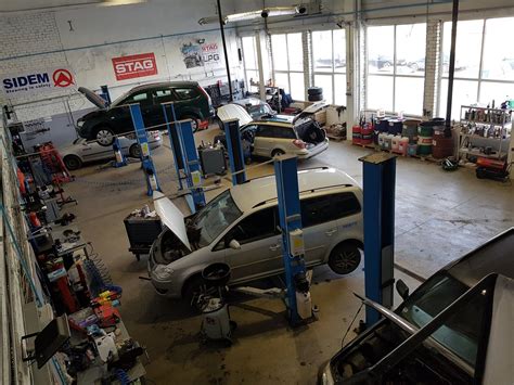 Teminė nuotrauka su automobilių keltuvais dirbtuvėse