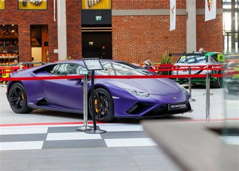 Dviračių ir automobilių paroda, parodantis įvairius automobilių modelius.