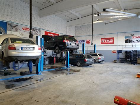Nuotrauka: automobilių servisas su dirbančiais mechanikais