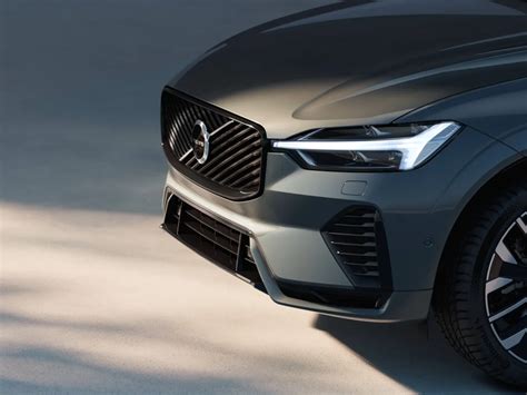 Volvo XC60 važiuojantis keliu