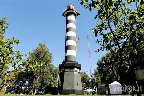 Kolkos rago švyturys ir susiliejančių jūrų vaizdas