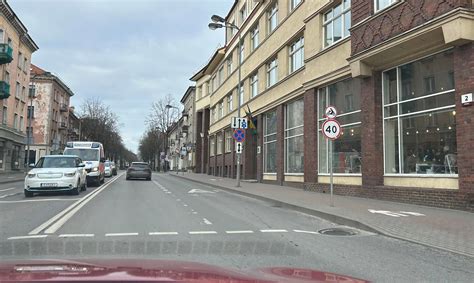 Foto: Vairavimo instruktorius ir mokinys praktinio egzamino metu.