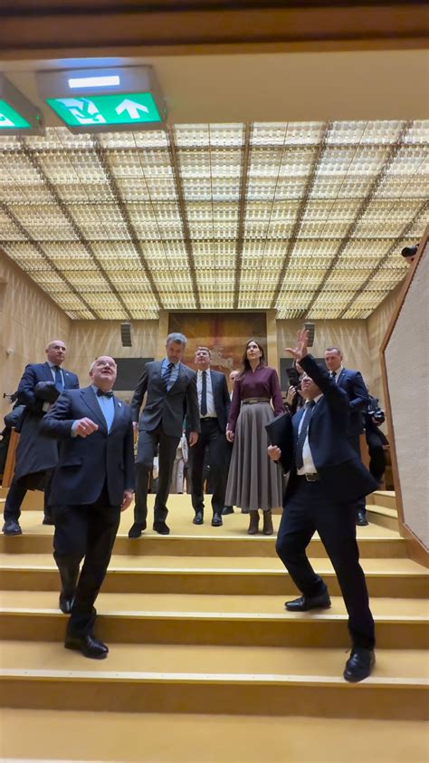Motociklininkas su šalmu, važiuojantis keliu, simbolizuojantis saugumą ir laisvę