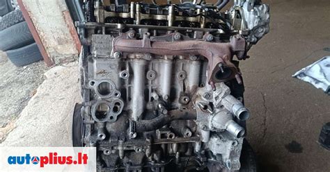 Nissan Pathfinder variklio skyriaus iliustracija su pažymėtomis pagrindinėmis dalimis, tokiomis kaip kuro sistema, uždegimo sistema, aušinimo sistema.