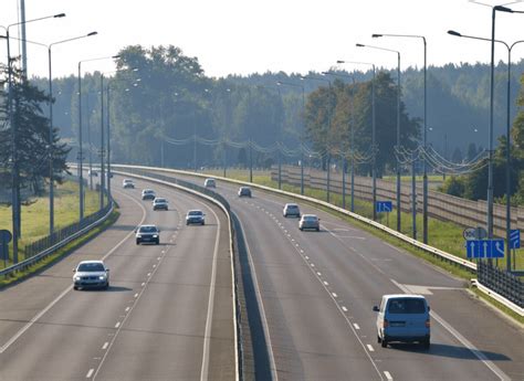 schema su greičio ribojimais automagistralėse ir greitkeliuose, nurodant skirtingus leidžiamus greičius vasaros sezonu