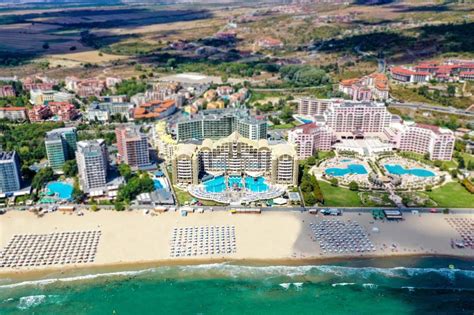 Tematinė Jūrmalos panorama su paplūdimiu ir pušynais