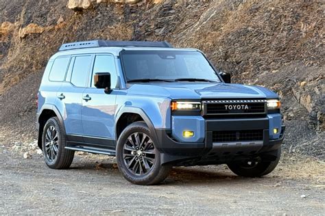 Toyota Land Cruiser istorijos retrospektyva, pavaizduojanti modelius nuo Toyota BJ iki naujos kartos