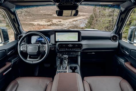 Naujojo Toyota Land Cruiser (Prado) interjeras su sėdynėmis, multimedijos sistema ir prietaisų skydeliu