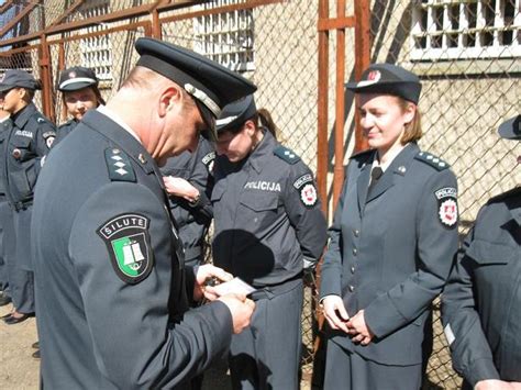 Policijos pareigūno automobilis ir uniforma