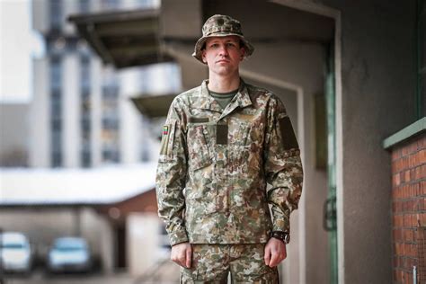 Kariuomenės uniforma ir policijos tyrimo simbolika