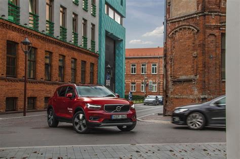 Kompaktiškas automobilis važiuojantis siaura Maljorkos gatve