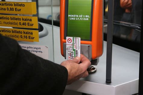 Žmonės perka bilietus iš bilietų pardavimo automato Maljorkoje