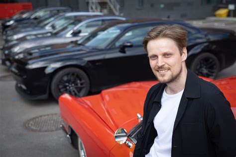 Teminė nuotrauka: žmogus apžiūri naudotą automobilį