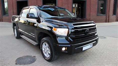 Toyota Tundra III visureigio profilio nuotrauka kelyje