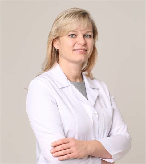 Gydytojo portretas ligoninės fone