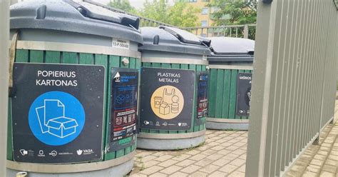 Informatyvus paveikslėlis, iliustruojantis didelį kiekį gamtoje išmestų atliekų arba taršos simbolį.