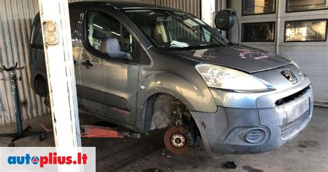 Tematinė nuotrauka: naudotos automobilio dalys sandėlyje