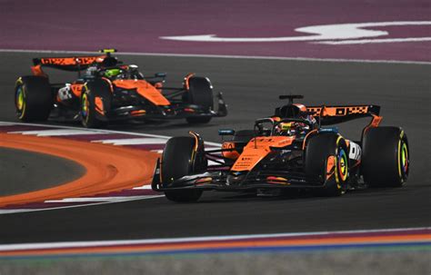 Formulės 1 McLaren bolidas lenktynių trasoje