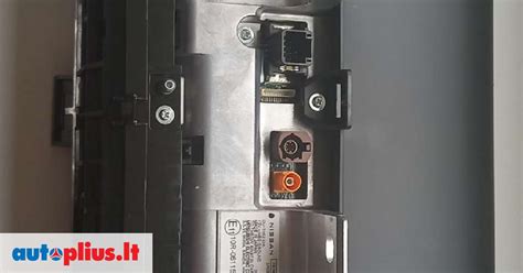 Schematinis Nissan Qashqai prietaisų skydelis su pažymėtais autopiloto valdymo elementais.