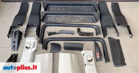 Vaizdinis elementas: Įvairių sunkvežimių detalių ekspozicija autoservise.