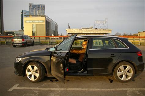 Tematinė nuotrauka: specialistai tikrina automobilio žibinto sandarumą