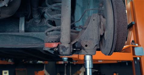 Schema, iliustruojanti skirtingus amortizatorių tvirtinimo būdus automobilyje