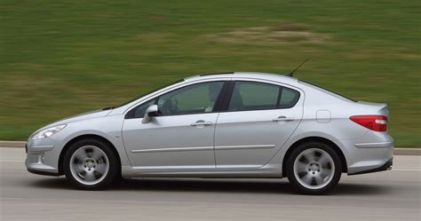 Peugeot 407 sedano šoninis vaizdas, demonstruojantis dinamiškas kėbulo linijas ir gamyklinius ratlankius