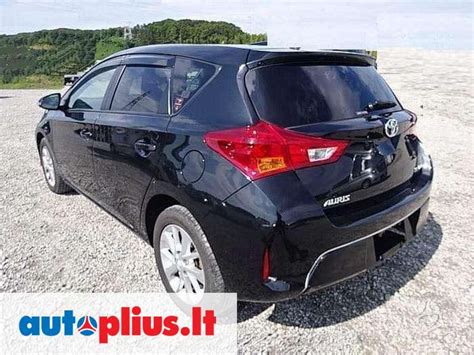 Toyota Auris automobilis su teisingai parinktais ratais