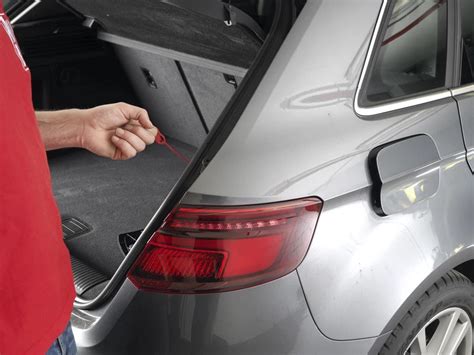 Degalų bako dangtelio atidarymo ir uždarymo iliustracija